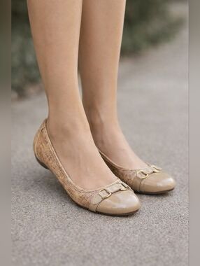 Sole Sense Ability Cork Flats with Patent Leather Toe & Gold Buckle – Size 8